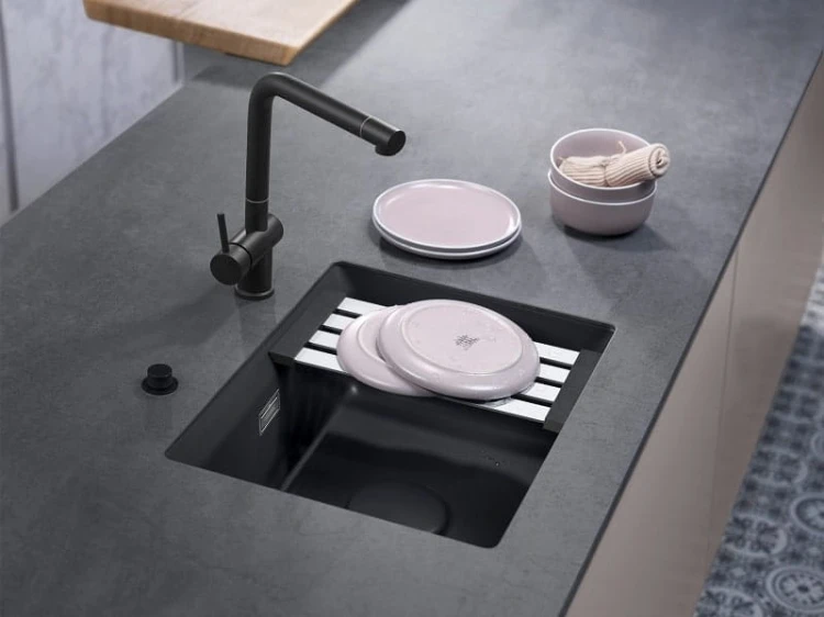 kara-50-u-systemceram-zlewozmywk-ceramiczny-podwieszany-nero-53020187-aranż.jpg